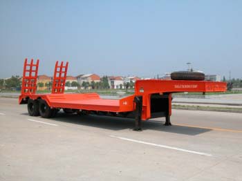 鵝頸式低平板運(yùn)輸半掛車(chē)